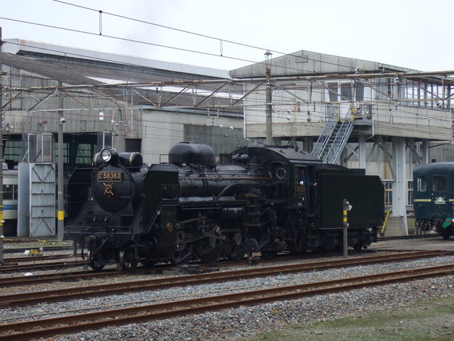 蒸気機関車(SL)のC58・客車との連結直前の写真の写真