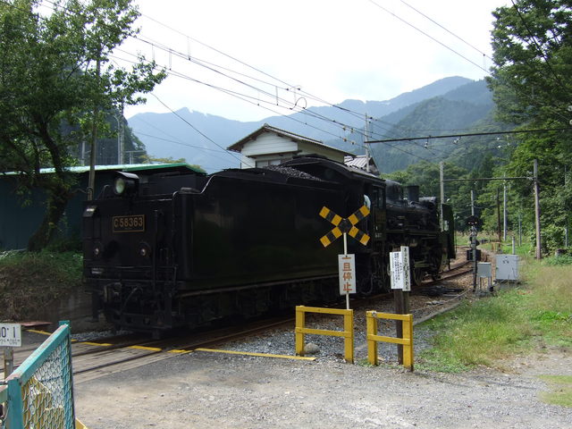 蒸気機関車(SL)のC58・入れ替え作業では踏み切りをわたるの写真の写真