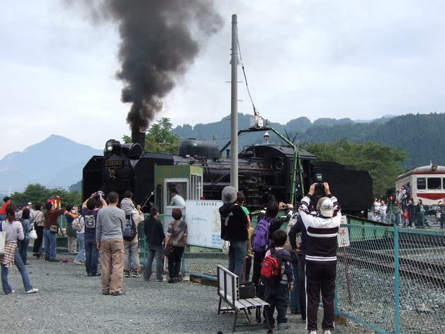 蒸気機関車(SL)のC58・転車台の周りで見学する人々の写真の写真