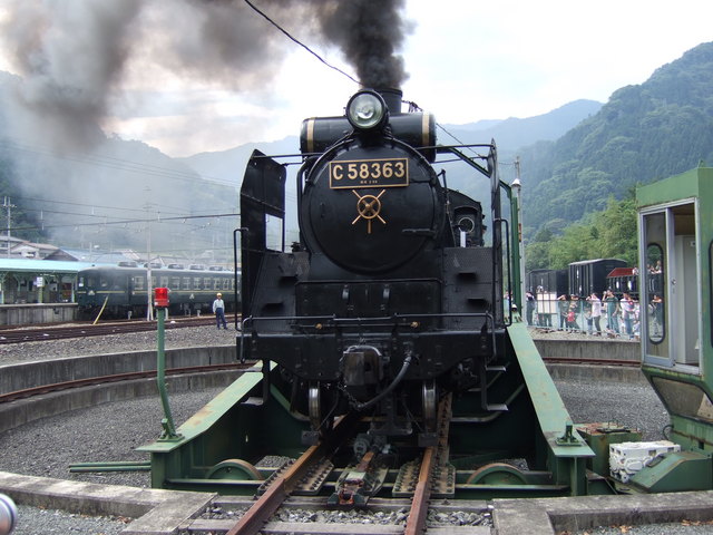 蒸気機関車(SL)のC58・回転終了の写真の写真