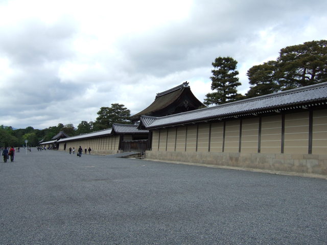 皇室遺産・京都御所・西側の築地塀の写真の写真