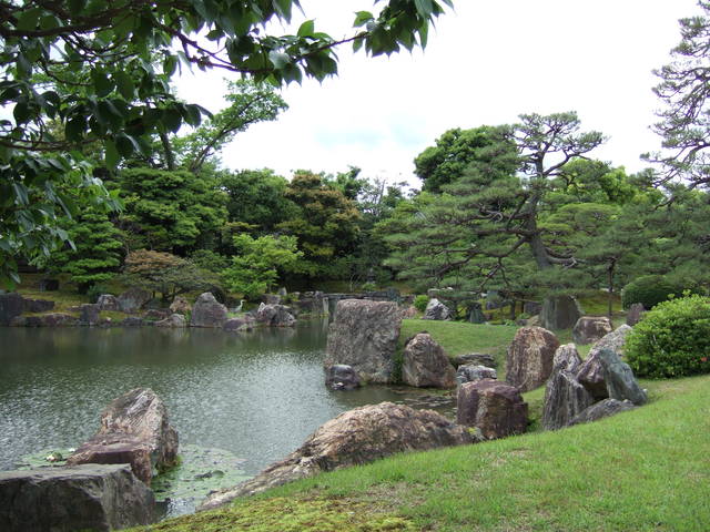 世界遺産・二条城・特別名勝・二条城二之丸庭園・手前の石は吉宗の時代に拡幅された景石の写真の写真