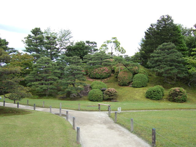 世界遺産・二条城・名勝・本丸庭園・1896年に完成した芝庭風築山式庭園の写真の写真