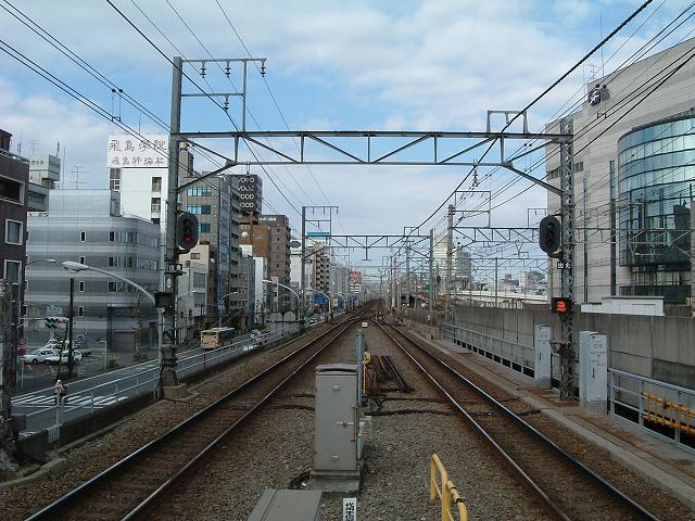 桜木町駅のホームから見る横浜駅方面の写真の写真