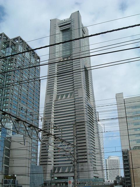 桜木町駅ホームから見るランドマークタワーの写真の写真