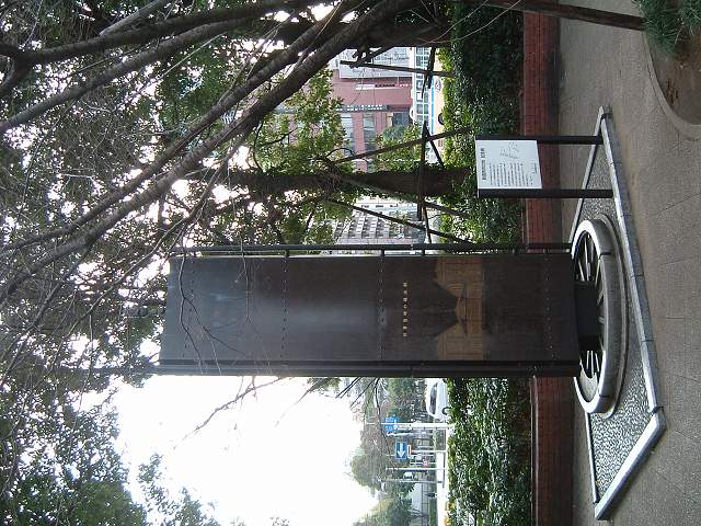 横浜駅の発祥の地を示す記念碑の写真の写真