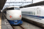 新幹線０系・横を通過するN700系