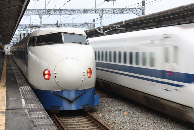 新幹線０系・横を通過するN700系の写真の写真
