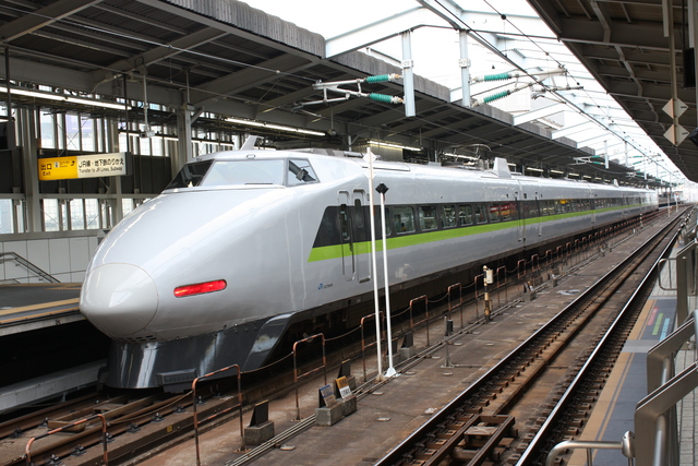 １００系新幹線・新塗装・赤いライトの６号車の写真の写真