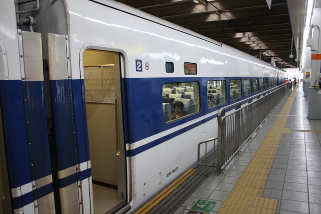 新幹線１００系・旧塗装・３号車から見る２号車の写真の写真