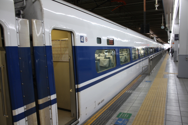 新幹線１００系・旧塗装・５号車から見る４号車の写真の写真