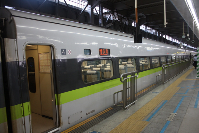 １００系新幹線・新塗装・中間車１０の写真の写真