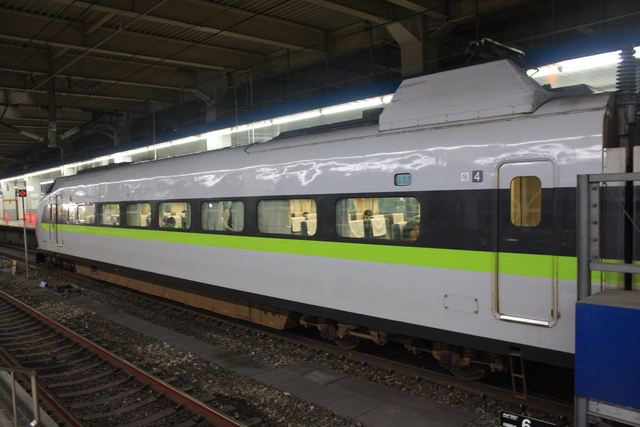 新幹線１００系・４両編成・３号車から見る４号車の写真の写真