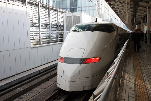 新幹線３００系・ほぼ正面から見た16号車の写真の写真