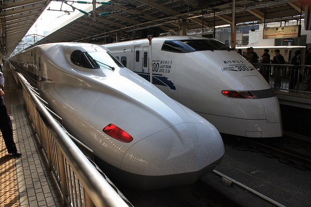 新幹線N700系と並ぶ新幹線３００系の写真の写真