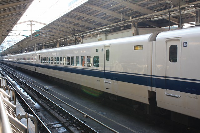 新幹線３００系のぞみ・反対側のホームから見た15号車(東京側)の写真の写真