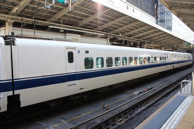 新幹線３００系・反対側のホームから見た15号車(大阪側)の写真の写真