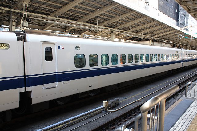 新幹線３００系・反対側のホームから見た14号車(大阪側)の写真の写真