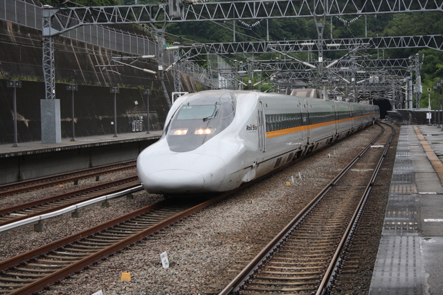 通過する新幹線700系・Rail Starの写真の写真