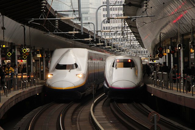 新幹線E2系1000番台・E4系と並んで停車の写真の写真