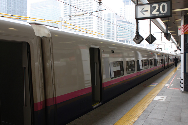 新幹線E2系1000番台・ホームから見る3号車の写真の写真