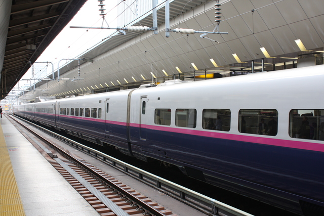 新幹線E2系1000番台・8号車からみる1号車方向の写真の写真
