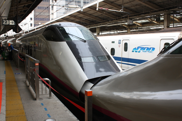 新幹線「E2系」と「E3系」の連結の写真の写真