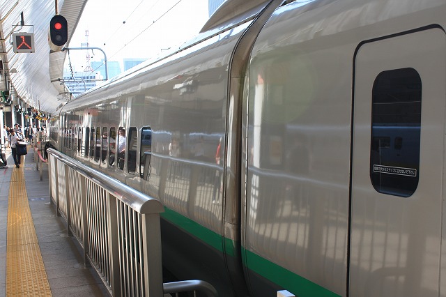 新幹線E3系2000番台・ホームから見る13号車(大宮側)の写真の写真