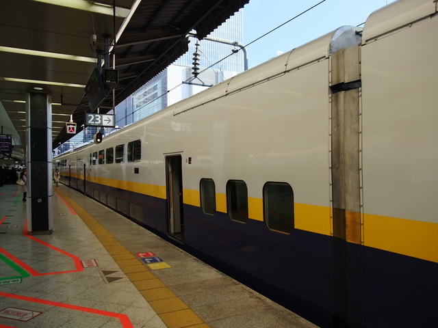 新幹線E4系・車両の端は1階建の写真の写真