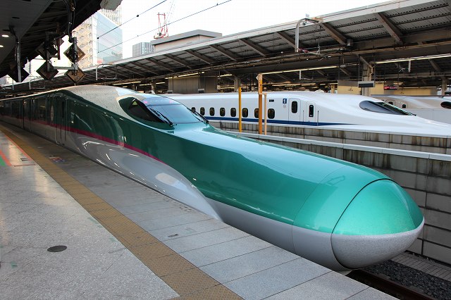 新幹線「E５系」・従来に増してノーズが長い先頭車の写真の写真