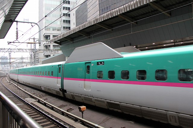 新幹線「E５系」・ホームと反対側から見る3号車と4号車の写真の写真