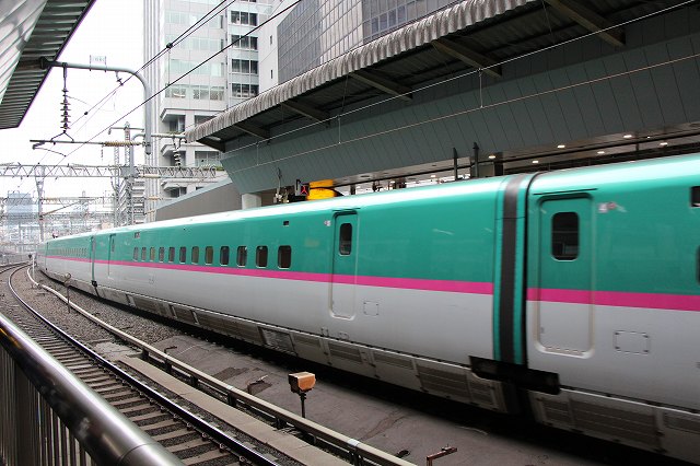 新幹線「E５系」・ホームと反対側から見る5号車(東京側)の写真の写真
