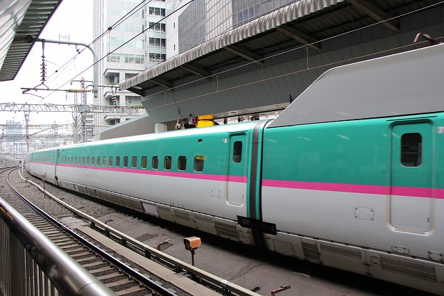 新幹線「E５系」・ホームと反対側から見る8号車の写真の写真