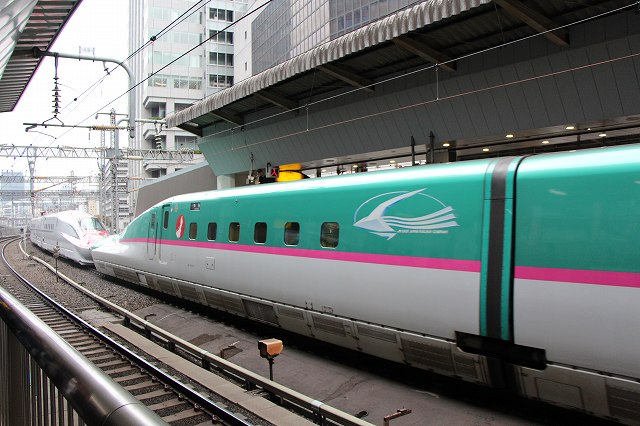 新幹線「E５系」・ホームと反対側から見る10号車の写真の写真