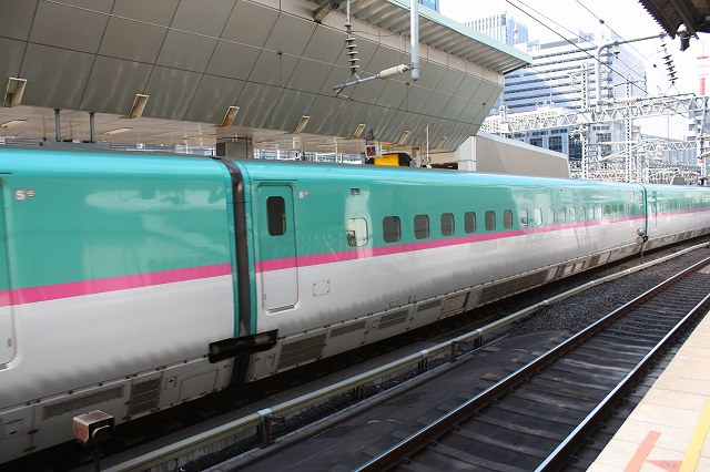 新幹線「E５系」・ホームと反対側から見る6号車(大宮側)の写真の写真