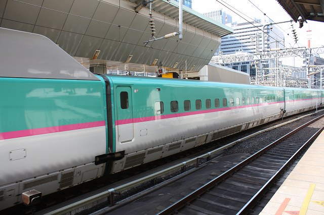 新幹線「E５系」・ホームと反対側から見る4号車の写真の写真