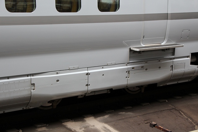 新幹線「E6系」・ホームとの間にできる隙間を埋めるステップの写真の写真