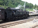蒸気機関車(SL)のC11 190・客車を前方牽引