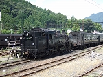 蒸気機関車(SL)のC11 190・連結のために一旦停止