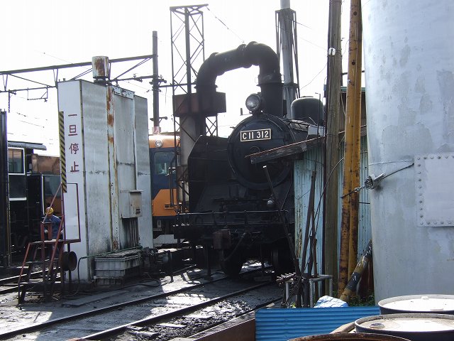 蒸気機関車(SL)のC11 312・煙突から吐き出す煙を吸い取り中の写真の写真