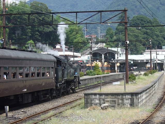 蒸気機関車(SL)のC11 312・ホームに入線中の写真の写真