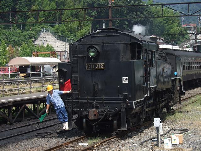 蒸気機関車(SL)のC11 312・後方に誘導中の写真の写真