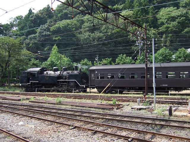 蒸気機関車(SL)のC11 312・後方牽引の蒸気機関車と客車の写真の写真