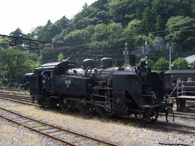 蒸気機関車(SL)のC11 190・出発前のウォーミングアップ中の写真の写真