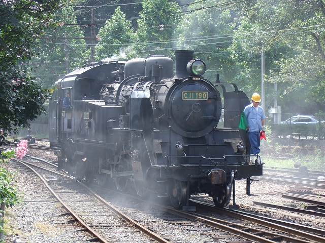 蒸気機関車(SL)のC11 190・ホームの入れ替え作業中の写真の写真