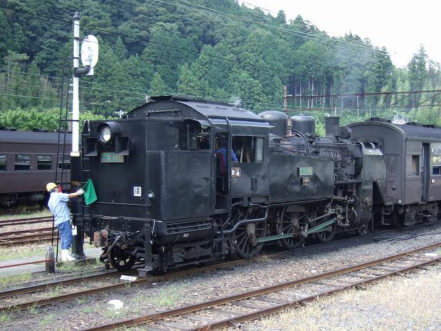 蒸気機関車(SL)のC11 190・客車と連結作業中の写真の写真