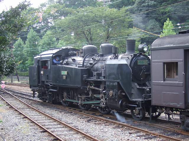 蒸気機関車(SL)のC11 190・後退牽引の写真の写真