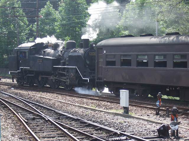 蒸気機関車(SL)のC11 312・ホームに移動中の写真の写真