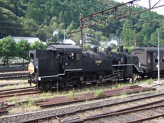 蒸気機関車(SL)のC11 312・出発の準備中の写真の写真