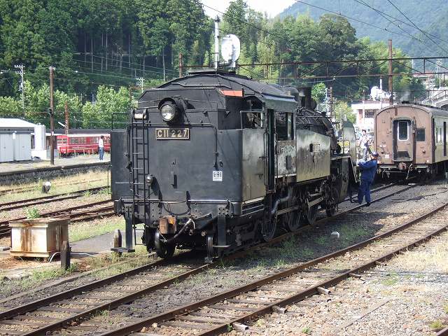 蒸気機関車(SL)のC11 227・連結のために客車に接近中の写真の写真
